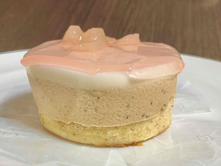 ファミマ「桃と紅茶のケーキ」横から全体写真