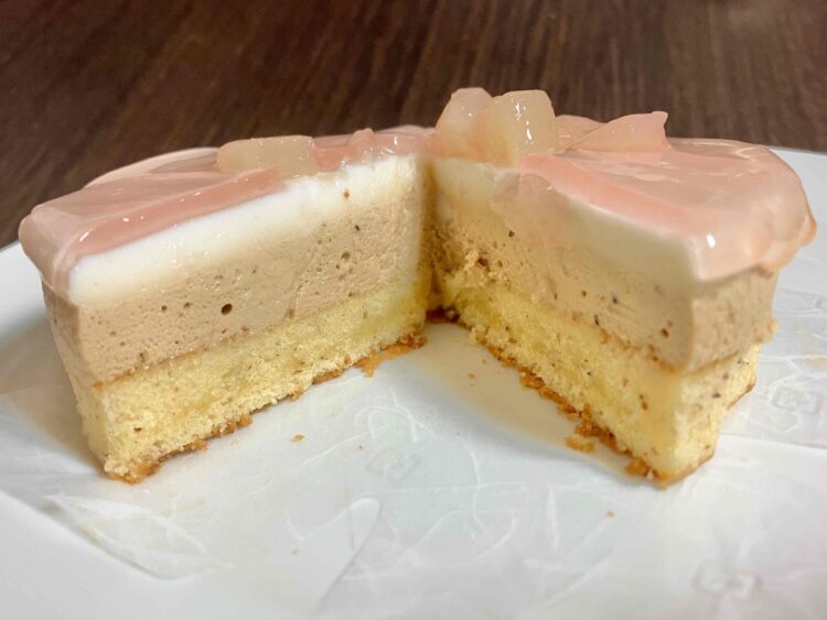 ファミマ「桃と紅茶のケーキ」断面写真