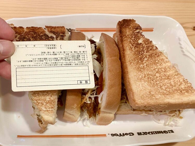 コメダ珈琲店「タンドリーチキンホットサンド」大きさ測定写真