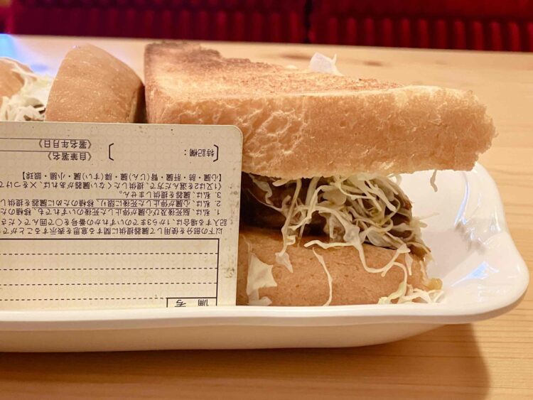 コメダ珈琲店「タンドリーチキンホットサンド」大きさ測定写真②