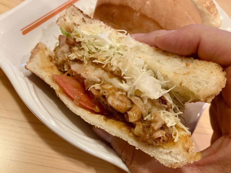 コメダ珈琲店「タンドリーチキンホットサンド」いただきます写真