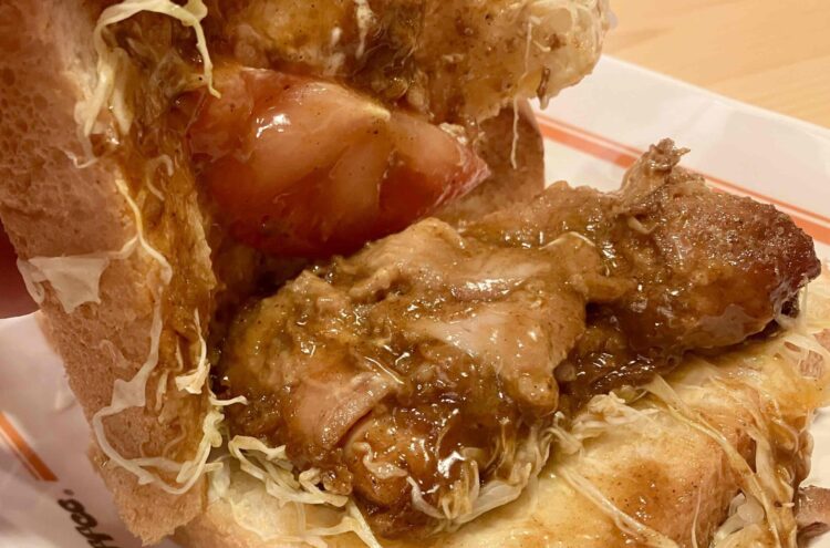 コメダ珈琲店「タンドリーチキンホットサンド」中身チェック写真