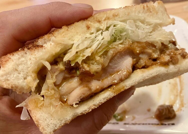 コメダ珈琲店「タンドリーチキンホットサンド」いただきます写真