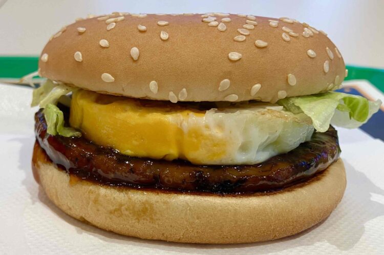 マクドナルド「瀬戸内レモンペッパーたまごてりやき」横から全体写真