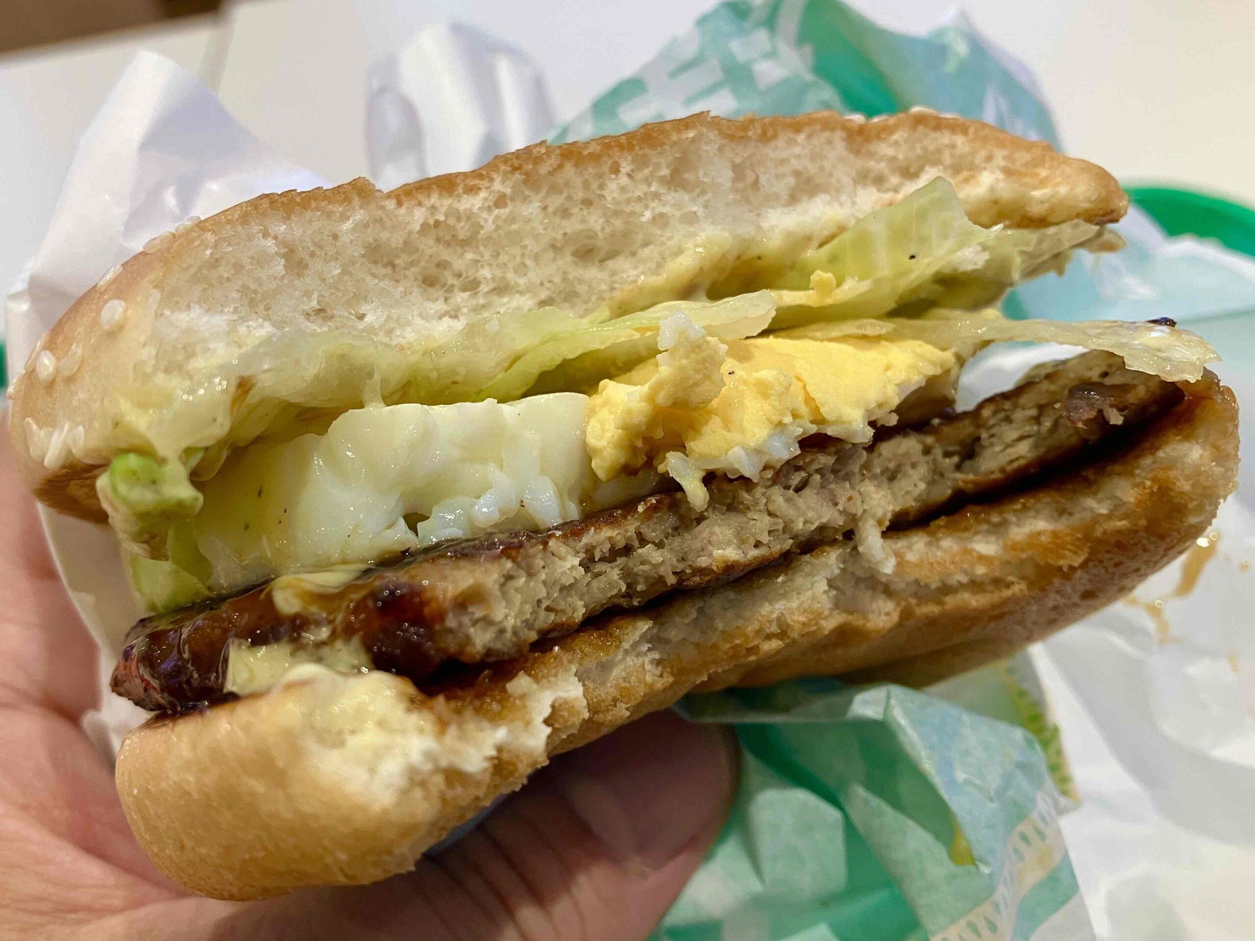 マクドナルド「瀬戸内レモンペッパーたまごてりやき」いただきます写真