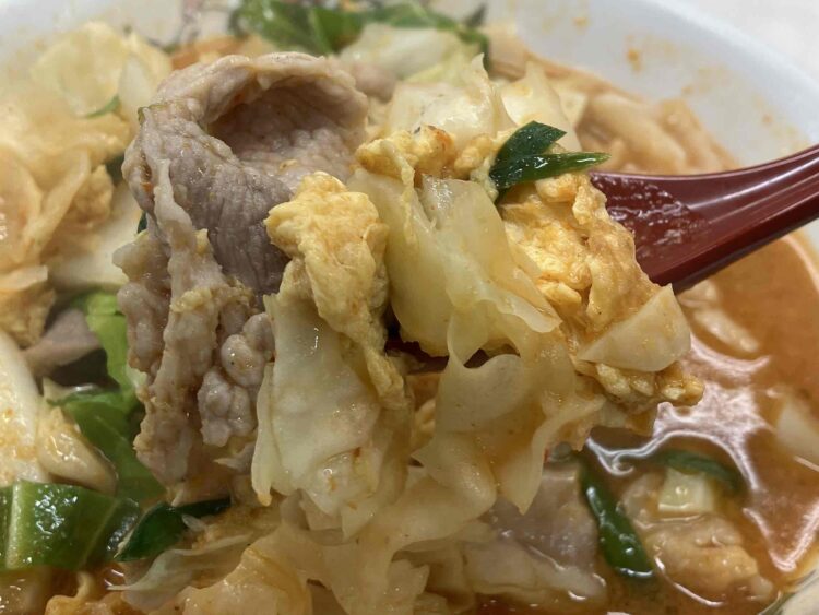 餃子の王将「豚辛ラーメン」具材アップ写真