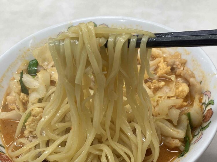 餃子の王将「豚辛ラーメン」麺アップ写真