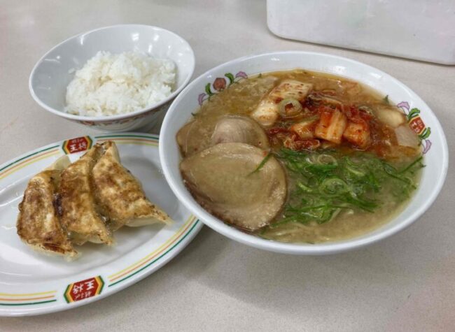 餃子の王将「キムチラーメンセット」全体写真