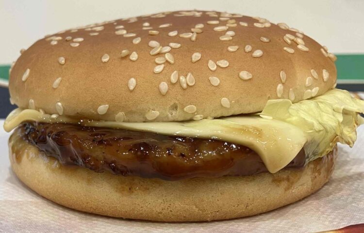 マクドナルド「北海道４種のチーズ照り焼き」横からアップ写真