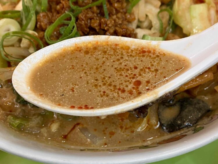 餃子の王将「野菜たっぷり胡麻味噌担々麵」スープアップ写真