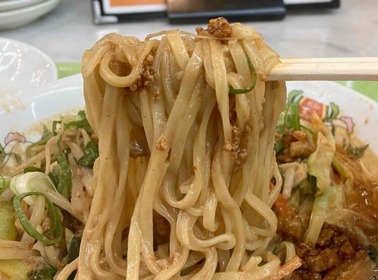 餃子の王将「野菜たっぷり胡麻味噌担々麵」麺アップ写真