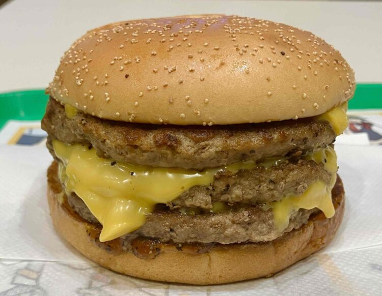 マクドナルド「炙り醬油風トリプル肉厚ビーフ」横から写真