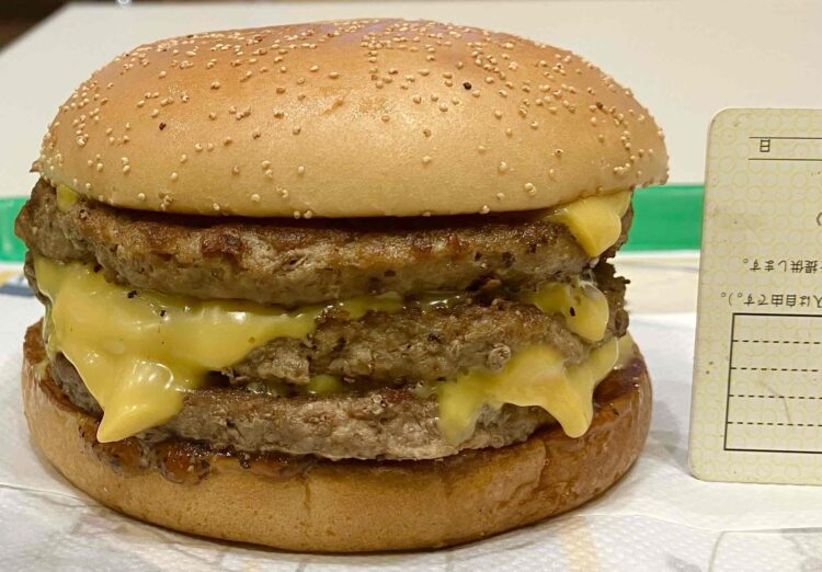 マクドナルド「炙り醬油風トリプル肉厚ビーフ」大きさ測定写真