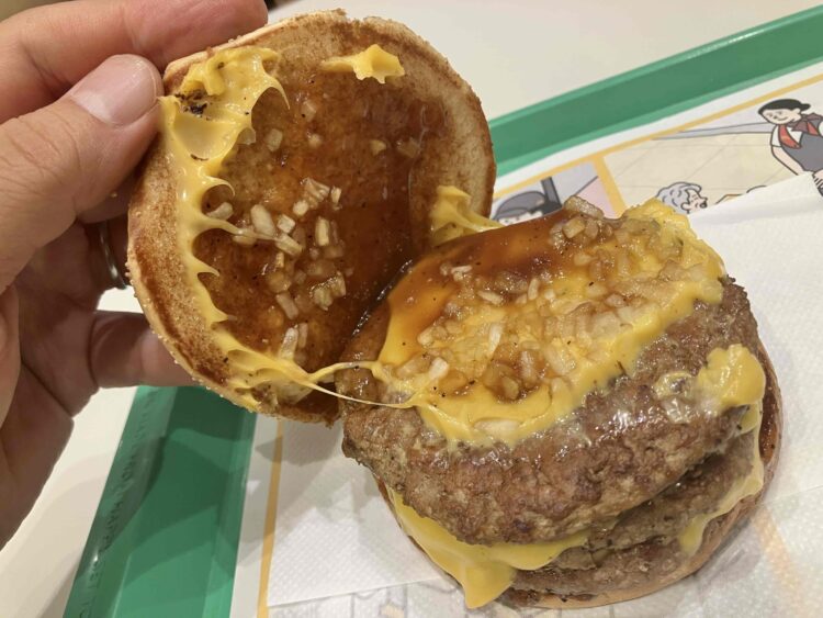 マクドナルド「炙り醬油風トリプル肉厚ビーフ」パティの中を撮影