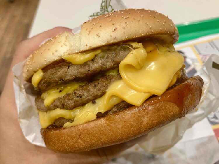 マクドナルド「炙り醬油風トリプル肉厚ビーフ」いただきます写真