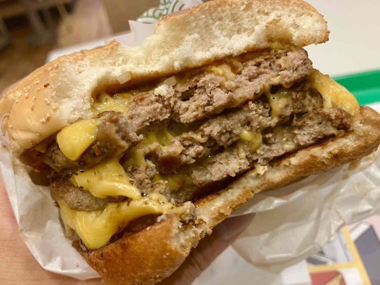 マクドナルド「炙り醬油風トリプル肉厚ビーフ」断面写真