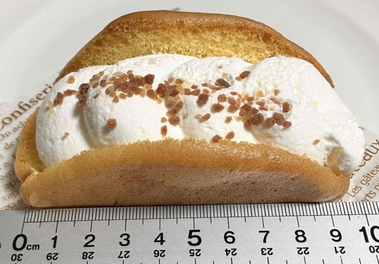 ファミマ「クリームがおいしいふわふわオムレット」大きさ測定写真