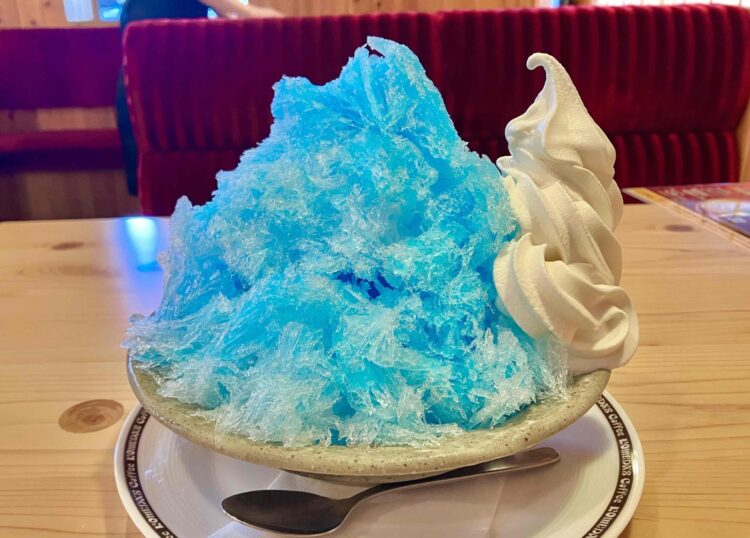 コメダ珈琲店「グッピーラムネ氷」全体写真