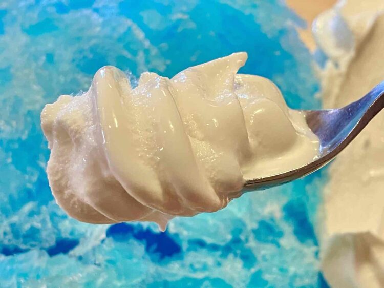 コメダ珈琲店「グッピーラムネ氷」クリームアップ画像