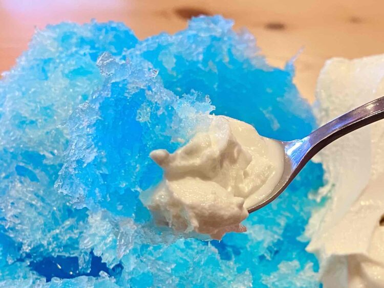 コメダ珈琲店「グッピーラムネ氷」氷とクリームいただきます写真