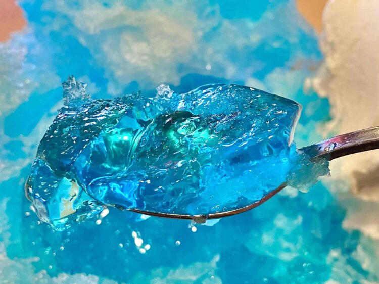 コメダ珈琲店「グッピーラムネ氷」ゼリーいただきます写真