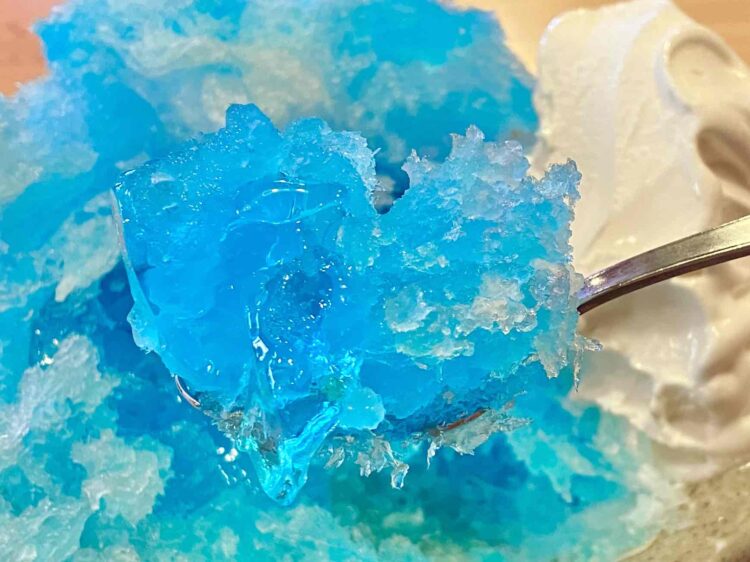 コメダ珈琲店「グッピーラムネ氷」氷とゼリーをいただきます写真