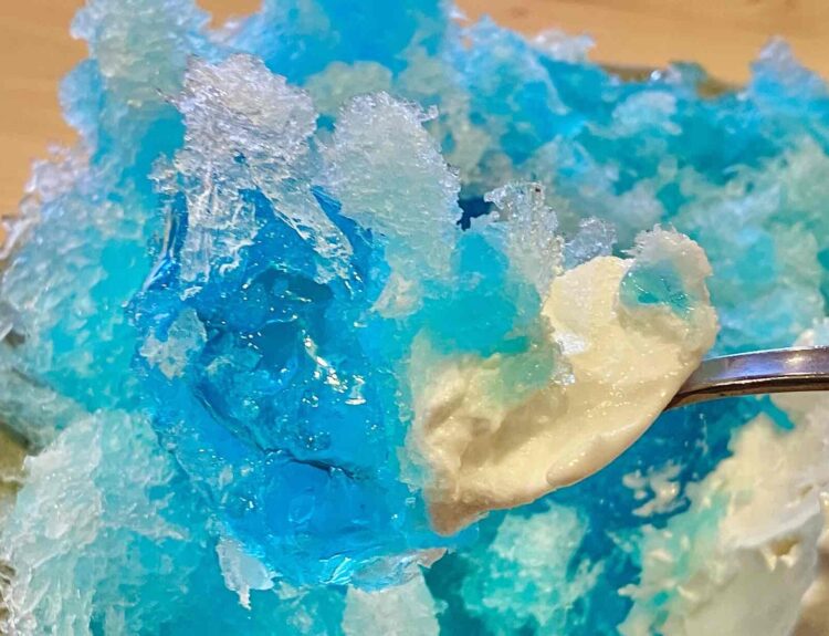 コメダ珈琲店「グッピーラムネ氷」氷とゼリーとクリームをいただきます写真