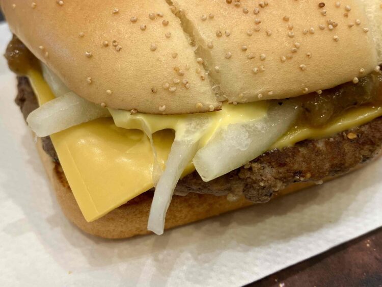 マクドナルド「肉厚ビーフ＆ガーリックオニオンビーフ」アップ写真