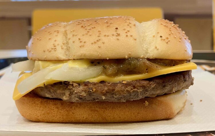 マクドナルド「肉厚ビーフ＆ガーリックオニオンビーフ」横から全体写真