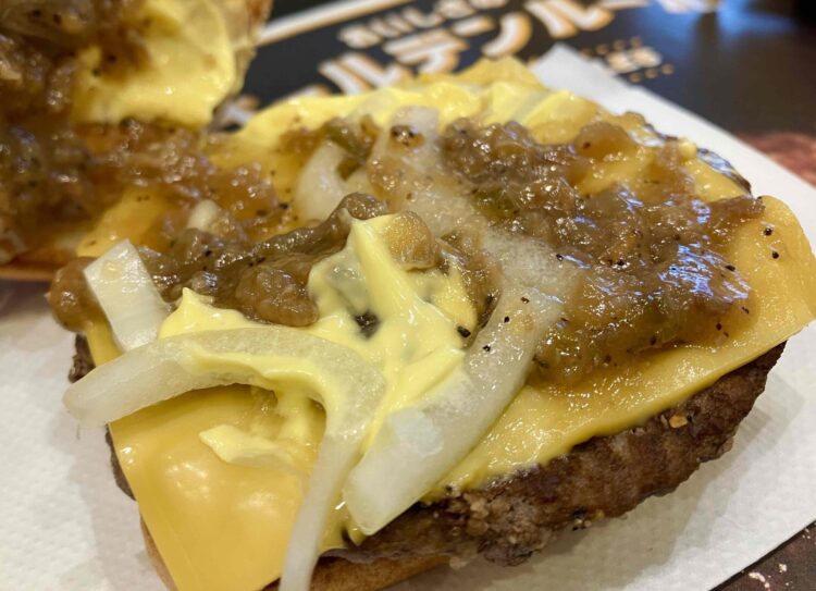 マクドナルド「肉厚ビーフ＆ガーリックオニオンビーフ」中身アップ写真