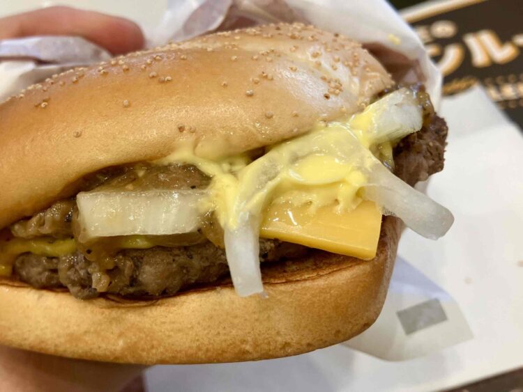 マクドナルド「肉厚ビーフ＆ガーリックオニオンビーフ」いただき真写真