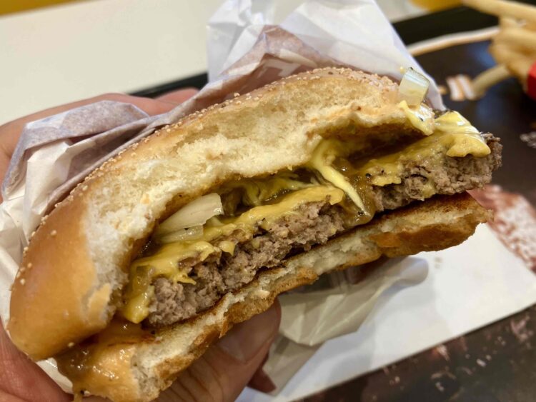 マクドナルド「肉厚ビーフ＆ガーリックオニオンビーフ」いただきます写真