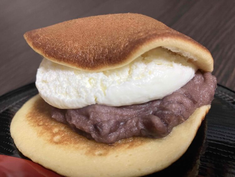 ローソン「どらもっちあんこ＆ホイップ」横から写真
