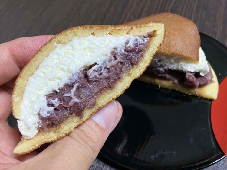ローソン「どらもっちあんこ＆ホイップ」いただきます写真