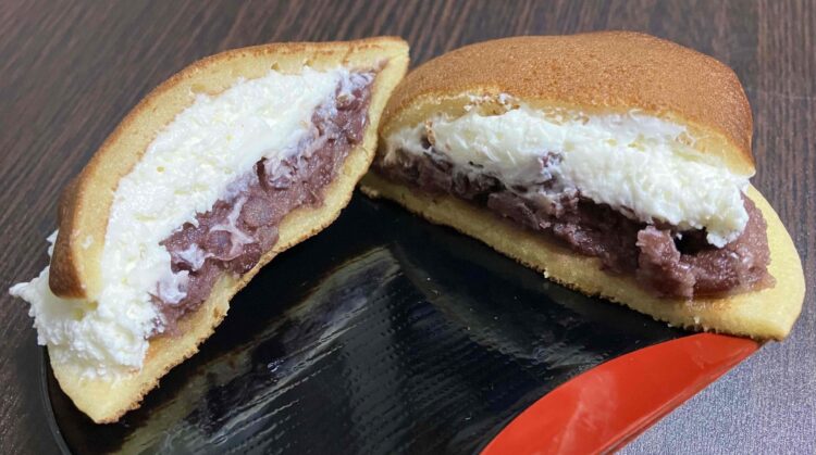 ローソン「どらもっちあんこ＆ホイップ」断面写真