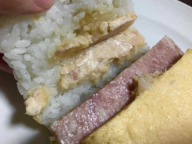 ローソン「ポーク玉子 シーチキンⓇマヨネーズ」中身写真