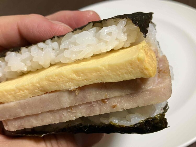 ローソン「ポーク玉子 シーチキンⓇマヨネーズ」いただきます写真