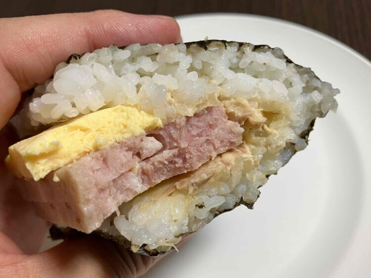ローソン「ポーク玉子 シーチキンⓇマヨネーズ」いただきます写真