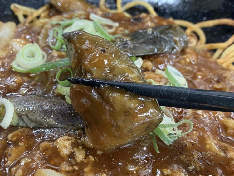 餃子の王将「麻婆茄子焼きそば」茄子アップ写真