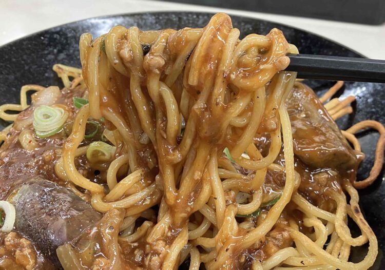 餃子の王将「麻婆茄子焼きそば」焼きそばアップ写真