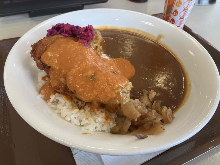 すき家「バターチキンソースカレー」の全体写真
