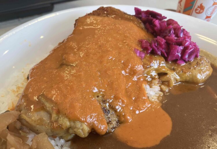 すき家「バターソースチキンカレー」チキンアップ写真