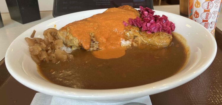 すき家「バターチキンソースカレー」全体写真