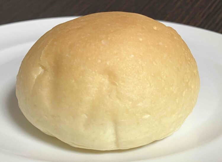 ローソン「クリームたっぷり！ふわもち冷やしクリームパン」全体写真