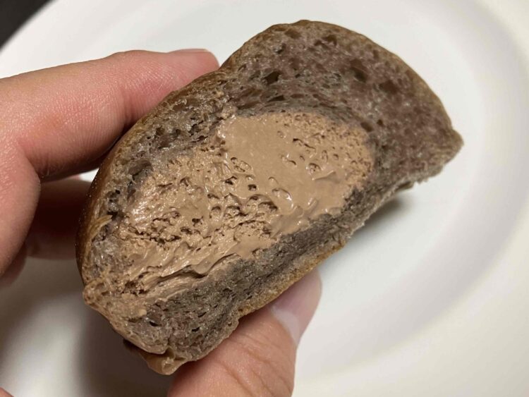 ローソン「ふわもち冷やしクリームパン生チョコホイップ」いただきます写真