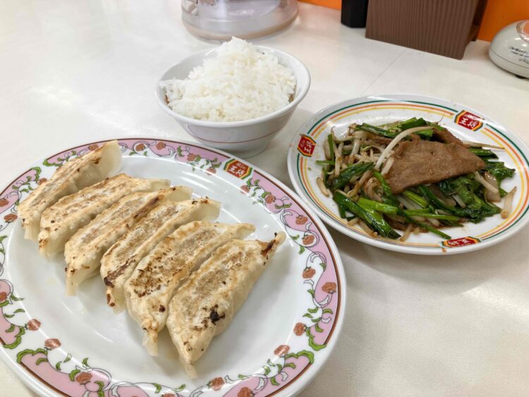 餃子の王将「ジャストサイズニラレバ炒めとギョーザセット」全体写真