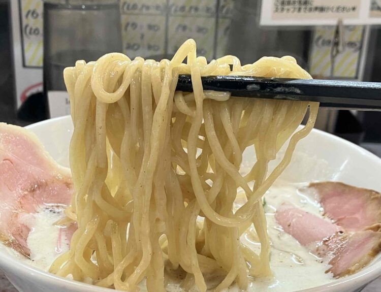 奈良市の鶏next「SpecialBlack」麺アップ写真