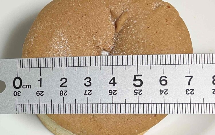 ファミマ「ダブルクリームのむにむにパンケーキ」大きさ測定写真