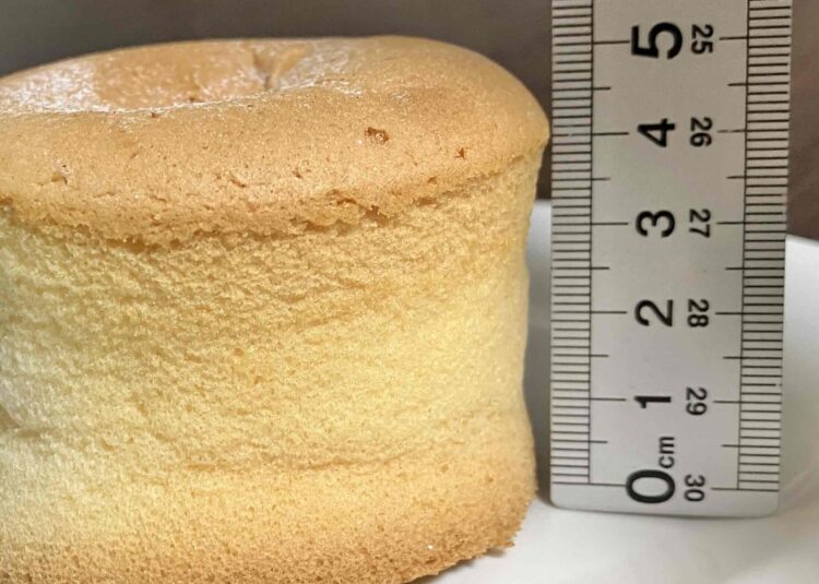 ファミマ「ダブルクリームのむにむにパンケーキ」大きさ測定写真②