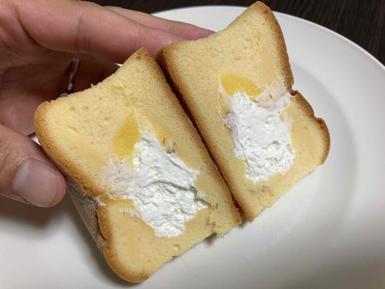 ファミマ「ダブルクリームのむにむにパンケーキ」断面写真②